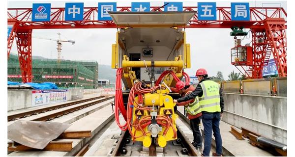 焊接故事| 成都地鐵18號(hào)線基建工程難度大，K922設(shè)備“保駕護(hù)航”